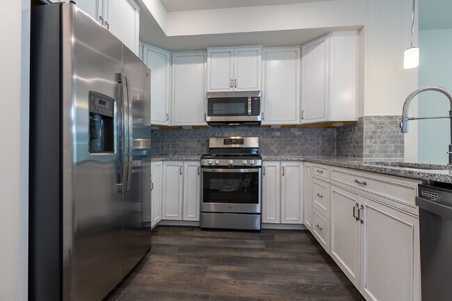 Building Photo - Elegant Townhome Living Near Herndon Conveniences
