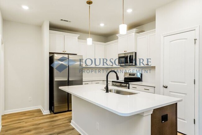 Building Photo - End Unit Townhome | 2nd Floor Loft | Washe...