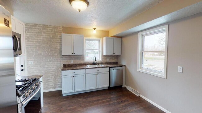 Building Photo - 11365 Stinson Ave