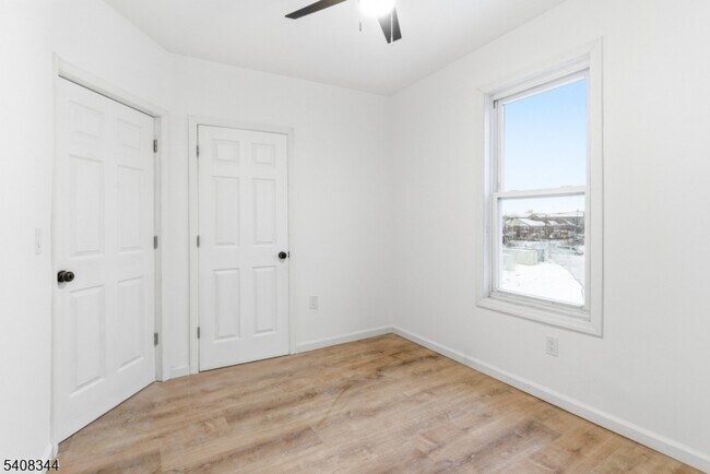 Building Photo - 528 S 13th St