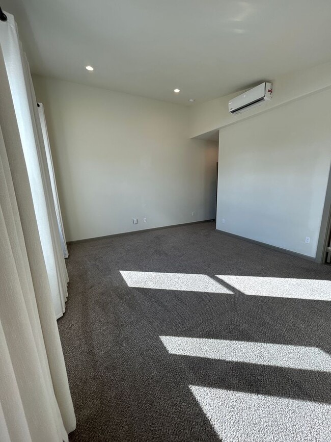 Building Photo - 1062 SE Balsamroot Ln