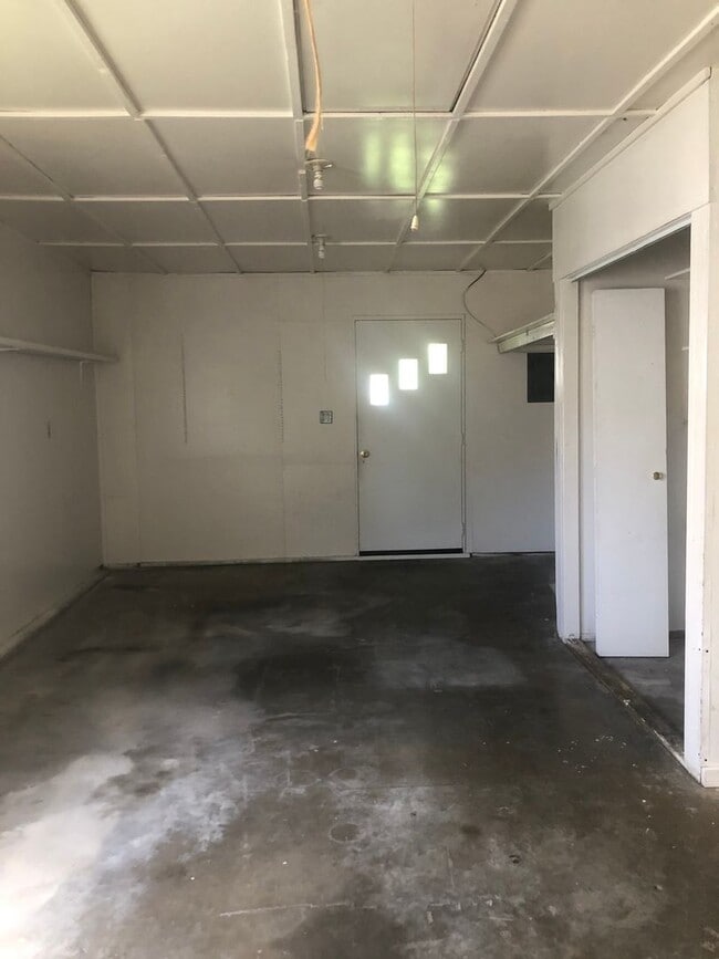 Building Photo - 4-Bedroom Home on the South Side - Available NOW