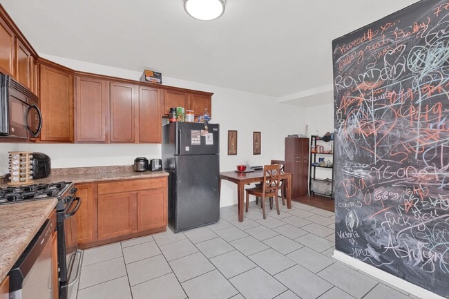 Building Photo - 3 Bed, 1.5 Bath House in South Side Flats