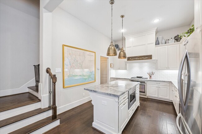 Building Photo - 4415 Marina St