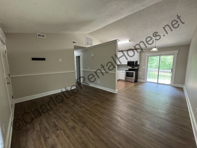 Building Photo - Nice 3 bedroom 2 bath home in Mint Hill!