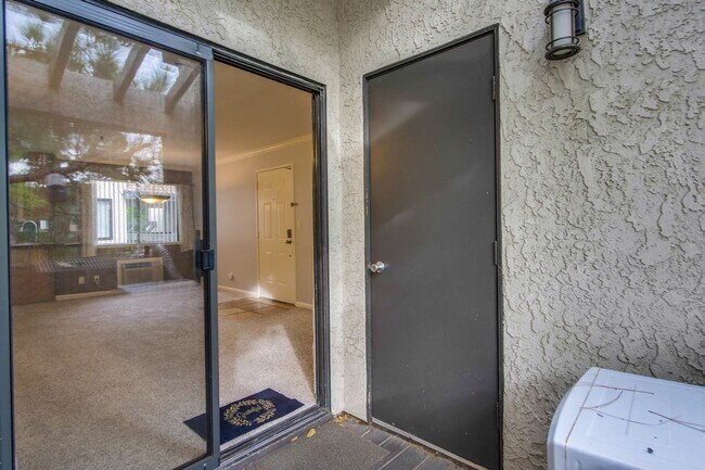 Building Photo - 1 Bed 1 Bath With Lots of Amenities!