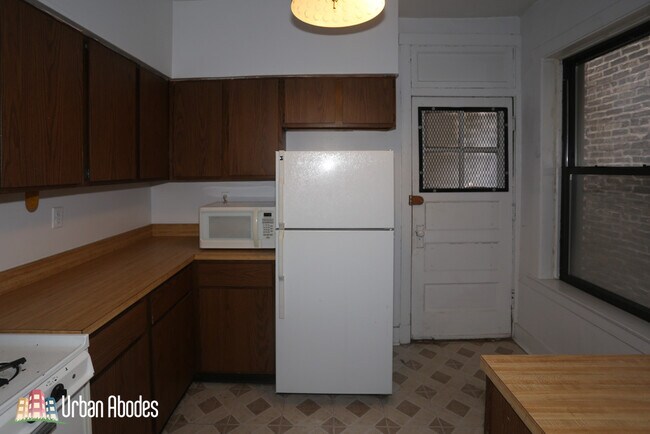 Building Photo - 3517 N Racine Ave