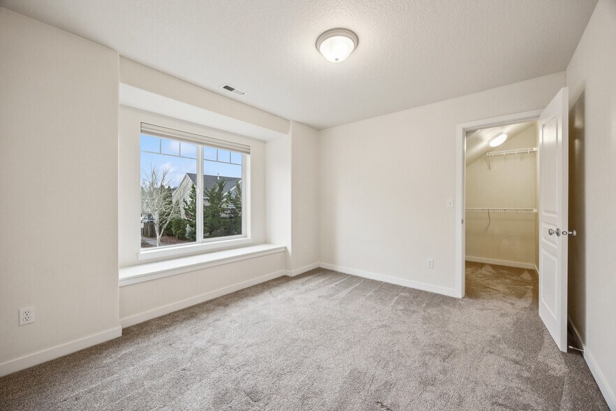 Building Photo - 325 NW 209th Ave