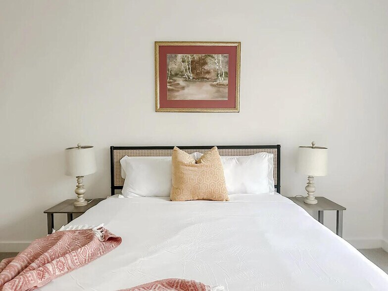 Building Photo - 1071 Clayton Ln