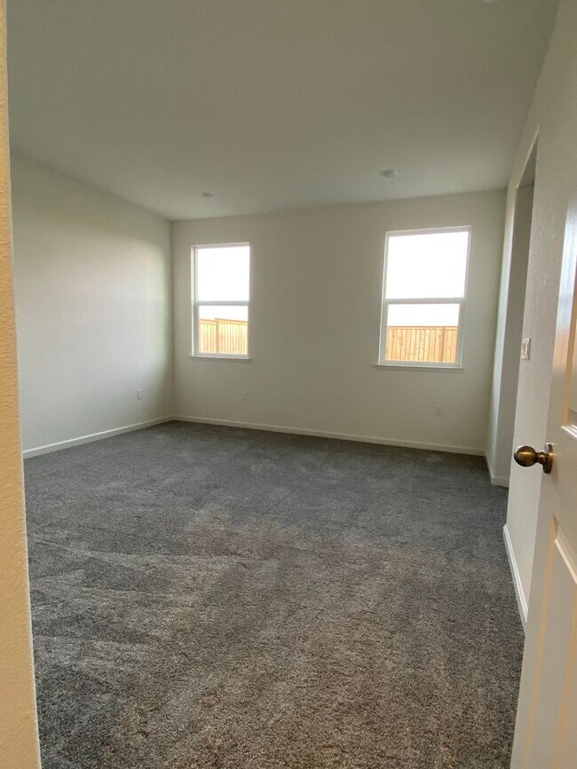 Building Photo - Available NOW - Beautiful and NEW 4 bed / 2 Bath