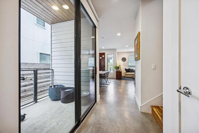 Building Photo - 1011 E 12th St