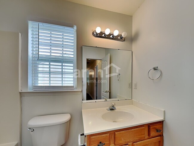 Building Photo - 3439 Silverlake Ct