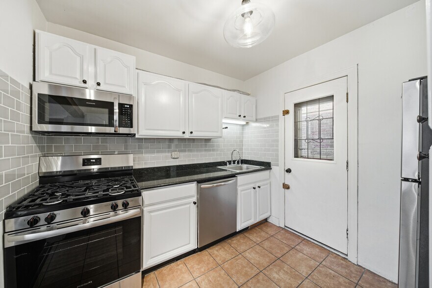 Building Photo - 724 W Buena Ave