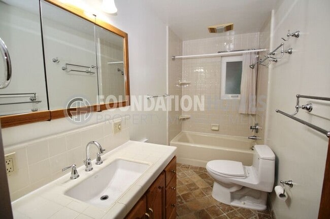 Building Photo - 599 Tamarack Dr