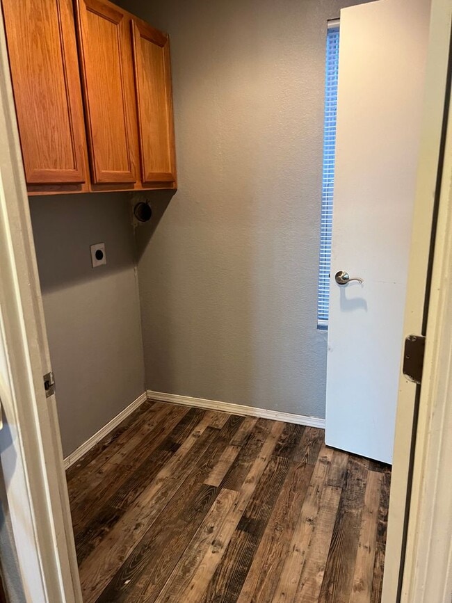 Building Photo - 3 bedroom/2 bath condo unit