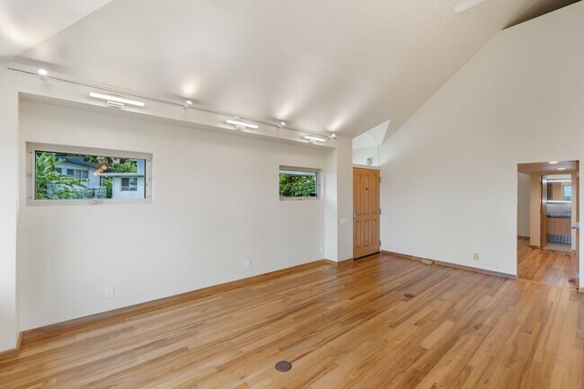Building Photo - 2/2 Makiki Hts Home