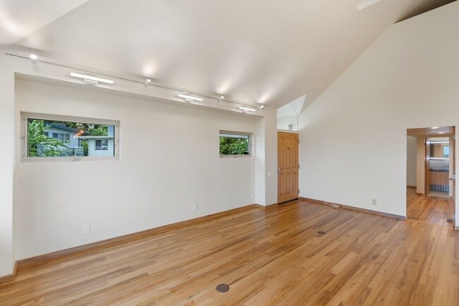 Building Photo - Lovely 2/2 Makiki Heights Home - Utilities...