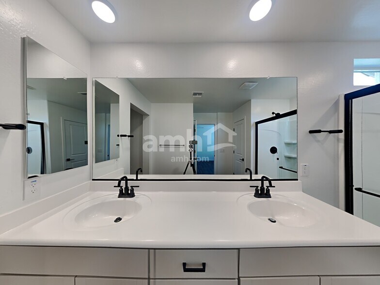 Building Photo - 4019 S 105th Dr