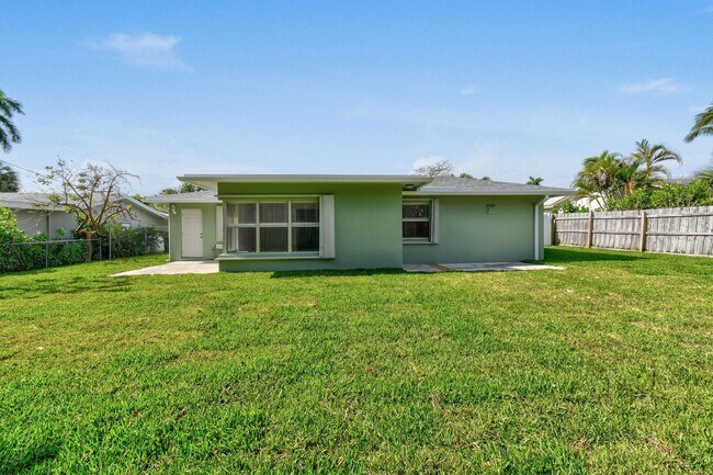 Building Photo - Beautifully maintained 2-bed/2-bath single-family residence is available for rent in one of West ...