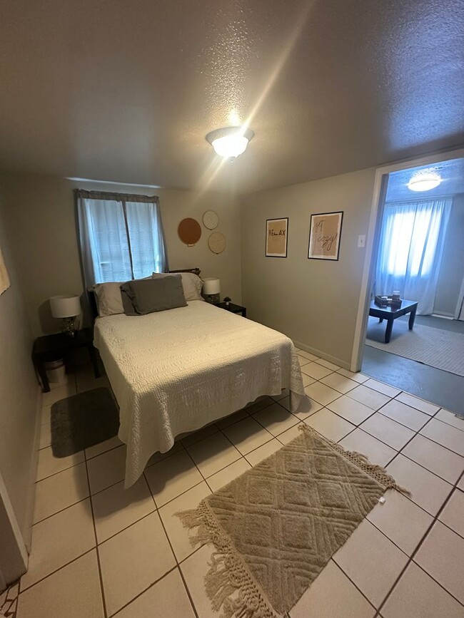 Building Photo - Fully Furnished Move In Ready 1 Bed Unit! ...