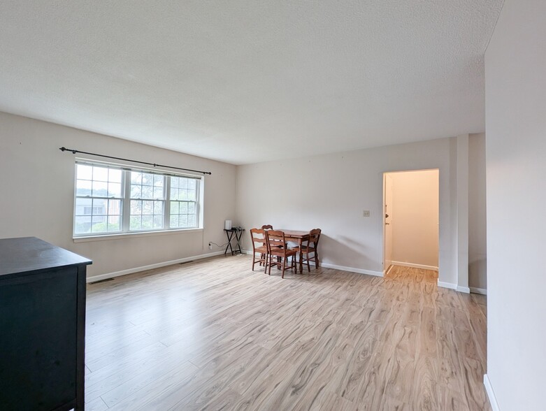 Building Photo - 26 Lake Shore Ter