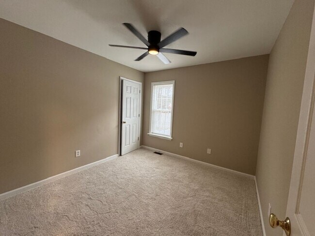 Building Photo - Short term lease available!