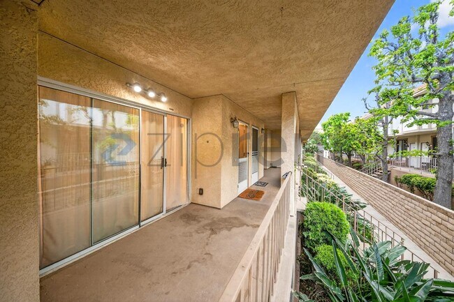 Building Photo - 10215 Variel Ave