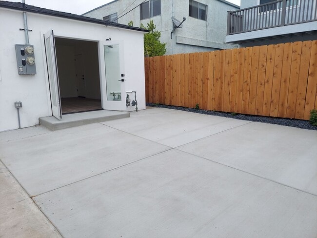 Building Photo - Completely remodeled 2 bd/1ba in charming ...