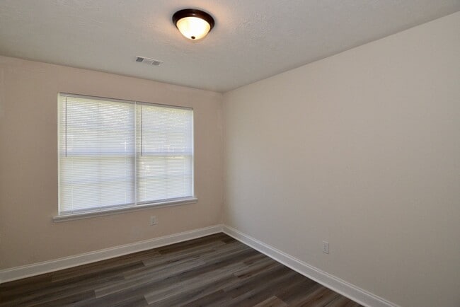 Building Photo - Recently Renovated 3 Bedroom House - Section 8 Welcome