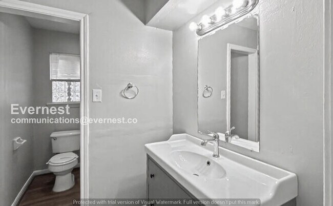 Building Photo - 4 Bed/2.5 Bath Home with Detached Garage / Pet-Friendly / Available  Now!