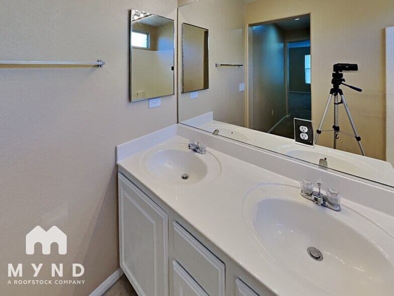 Building Photo - 10637 Chestnut Timber Ct