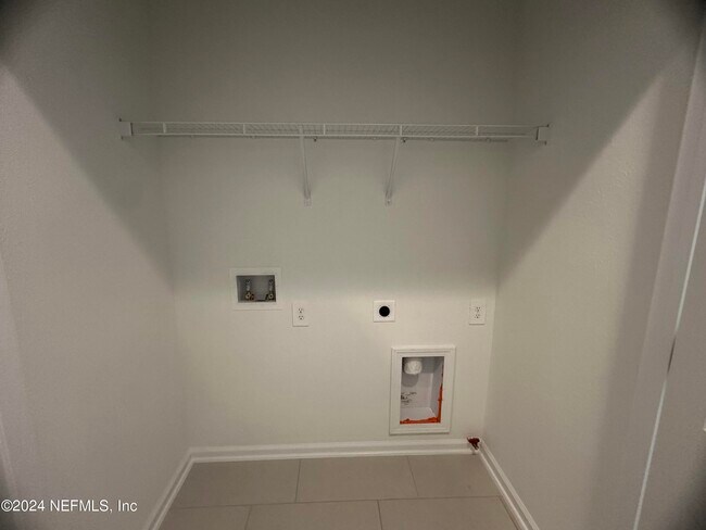 Building Photo - 315 Brandon Lks Dr