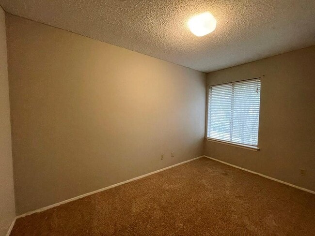 Building Photo - 9502 Quail Village Ln