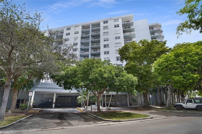 Building Photo - 6900 Bay Dr