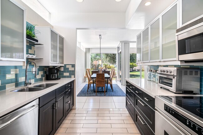 Building Photo - 215 Desert Lakes Dr