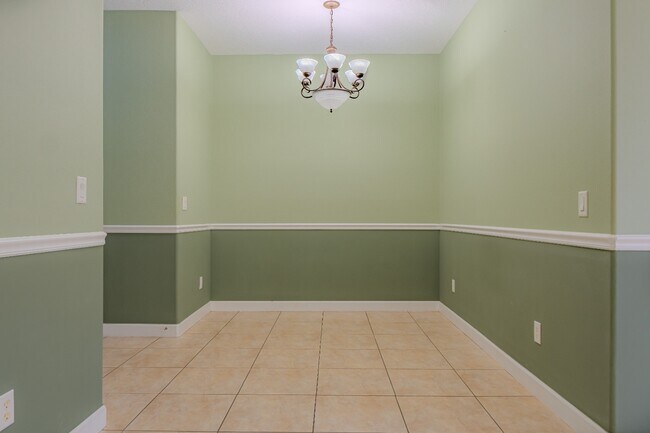 Building Photo - Modern 3-Bed Townhome with Garage & Patio in Casselberry – In-Unit Laundry, Central AC!