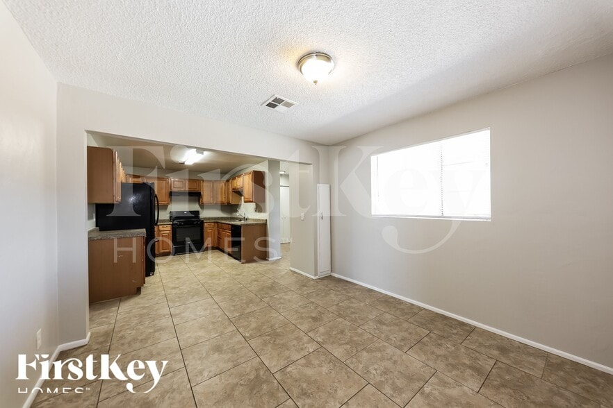 Building Photo - 2118 W Montebello Ave