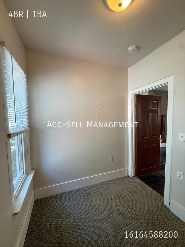 Building Photo - 901 Zeeland Ct NE