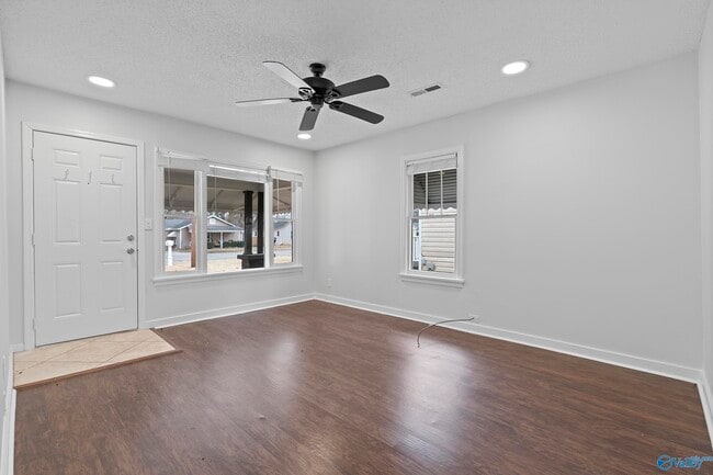 Building Photo - 1306 Oshaughnessy Ave NE