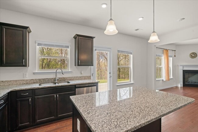 Building Photo - 1407 Red Hill Dr