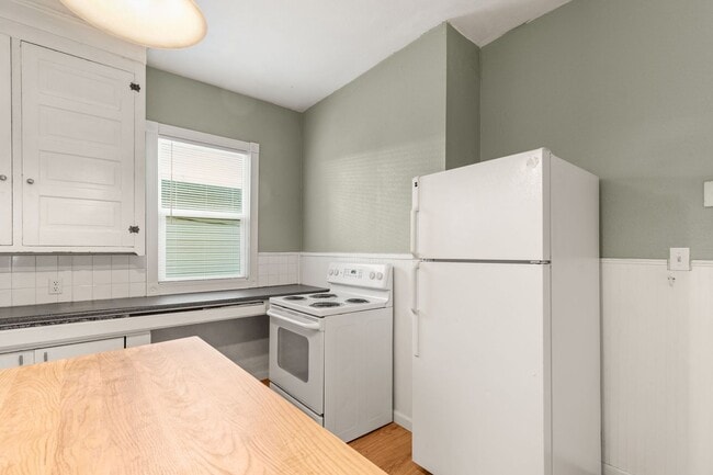 Building Photo - Spacious 3 bedroom, 1 Bath House in Inner SE Portland - Everything Right at Your Doorstep!