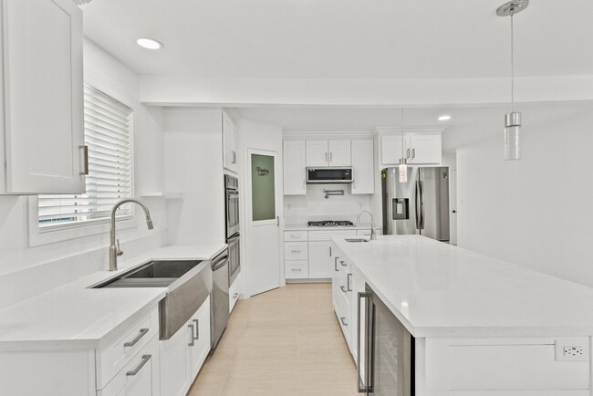 Building Photo - 10144 Gaviota Ave