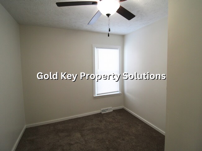 Building Photo - MUNCIE 3 BR 1 BA House with Garage and Covered Porch (SECTION 8 APPROVED)