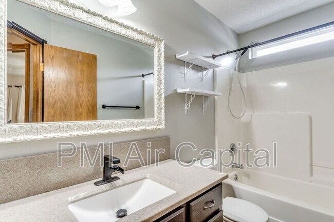 Building Photo - 2431 E Eastridge St