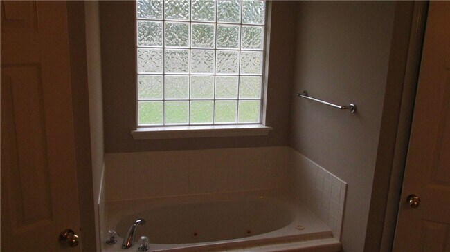 Building Photo - 1902 SW Spruce Rd