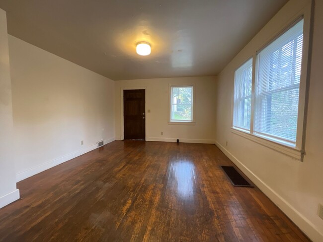 Building Photo - Large - 3 Bedroom House - Downtown Campus ...