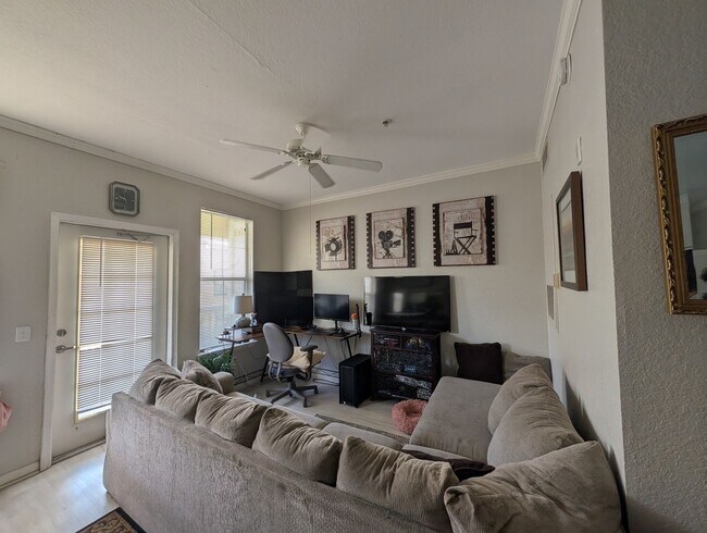 Building Photo - Beautiful large studio unit updated flooring, balcony with a pool view!