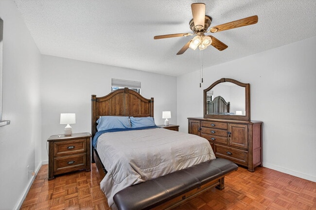 Building Photo - 6012 Hickory Dr