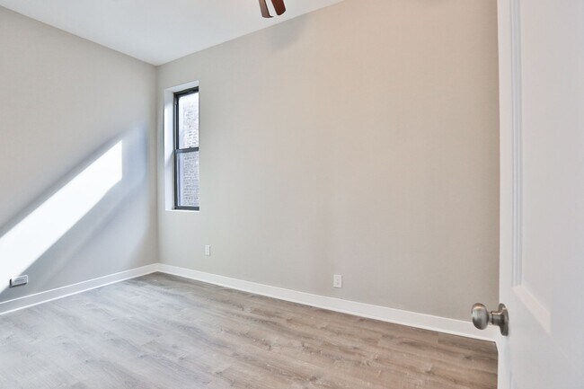 Building Photo - HUGE 5BED/2 bath in Wicker Park! Designer ...