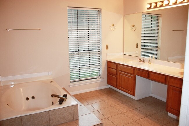 Building Photo - 2319 Mill Creek Dr